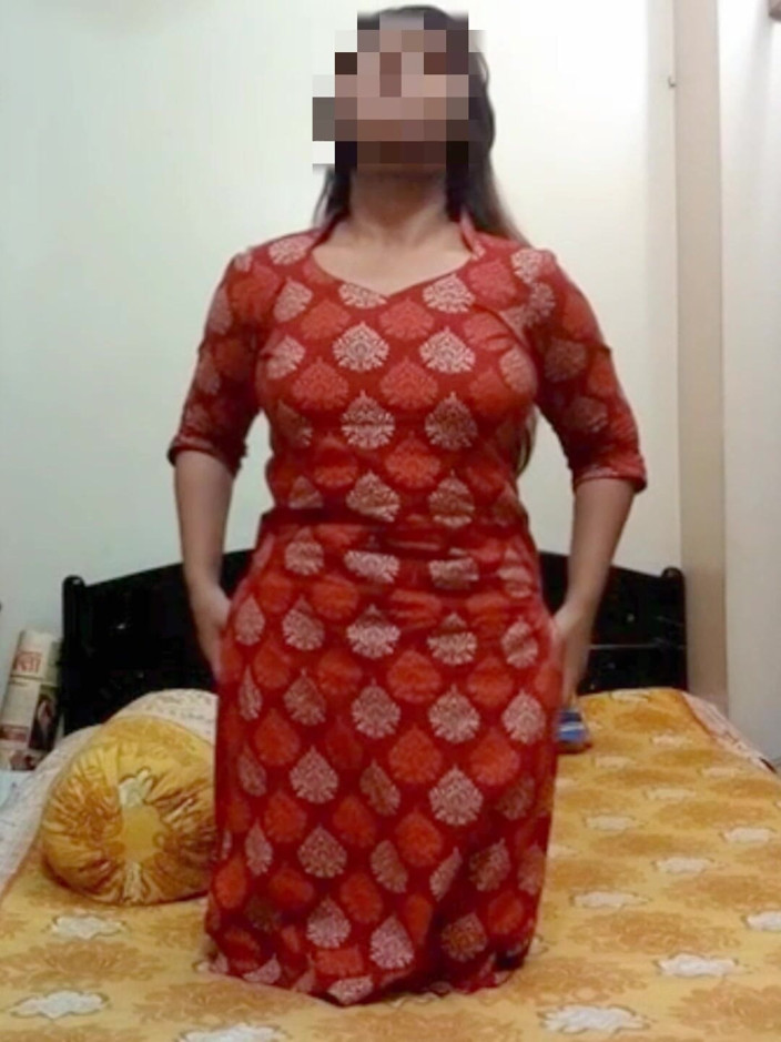 clubrealr: Indiancă desi cu țâțe mari care arată axila și curul