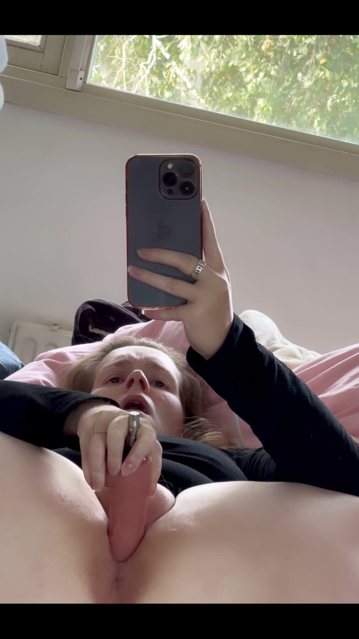 Naughty Mila: Sert boşalana kadar 6 dakikadan fazla amcığımla oynuyorum..