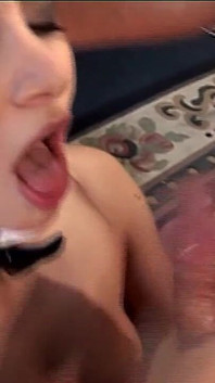 Bruneta Babe Double Teamed s Hung Hřebci Intenzivní bušení