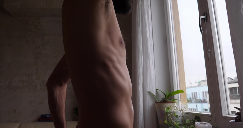 Jerking studs: 性感的墙壁画家在做工作时赤身裸体