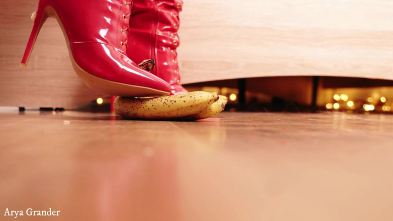 Arya Grander: Facesitting de lesbiennes - baise torride d’une soubrette sexy - vidéo porno...