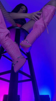 Bratty pink boots provocando - ébano femdom deusa Rosie Reed bota dominação humilhação mente foda