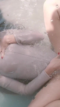 Masturbazione libera dea latina nuda con il vestito sotto l'oro
