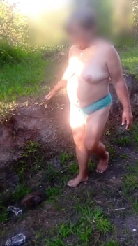 Dojrzała milf chodzenie nago na zewnątrz