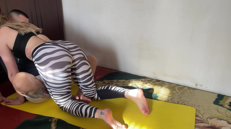 HotPrincessUA: Yogainstruktör kan inte instruera längre: torr puckel &amp;kvinnlig övermäktig