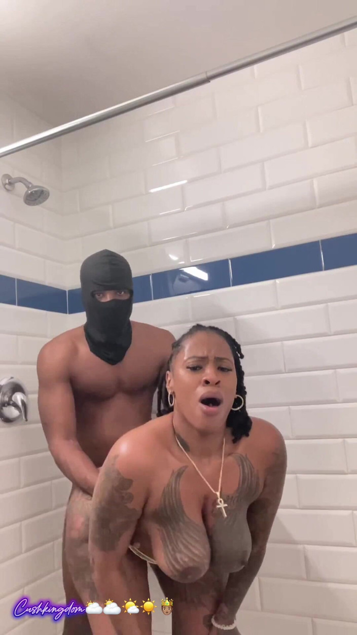 Onlyfanscushkingdom1: Stor titty stor byte sex gudinna knullas hårt i duschen!
