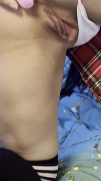 Estudante gostosa e sexy envia um vídeo de si mesma fodendo sua bunda para seus professores para obter boas notas