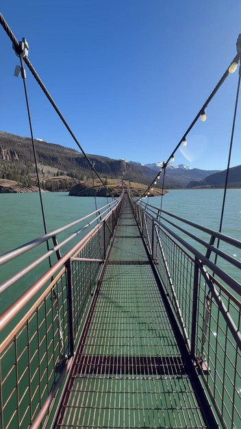 Dahlia Wolf: पैर वाली कामुकता आउटडोर पुल क्रॉसिंग