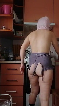 부엌에서 알몸으로 음식을 준비하는 아마추어 마누라