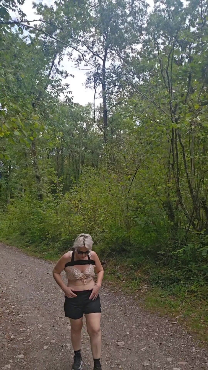 Sofy13: Venha Dar Uma Volta Comigo. Minha Bunda Está Esperando Por...