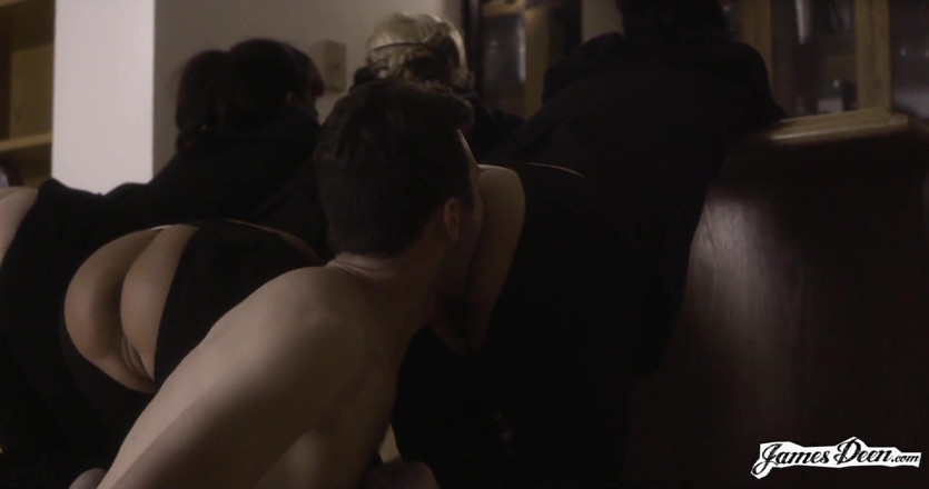 James Deen: Phoenix Marie, Dana Dearmond, Casey Calvert v reverzní gangbang akci...