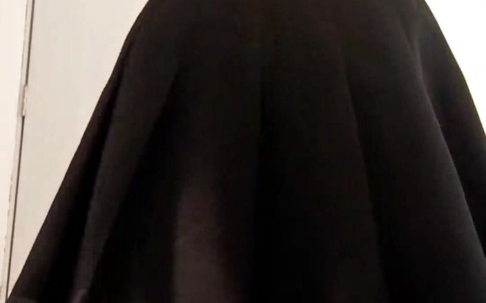 Kndy Kmille: Nalgona seksi masturbasi di toko pakaian