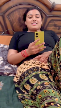Depois que o mais velho saiu, o mais jovem viu bhabhi sozinho e aproveitou a oportunidade