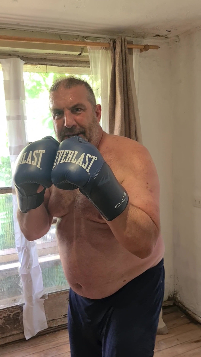 Punchbagplz: Silver styvfar boxare - förstapersonsvy studioinbjudan gått fel