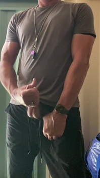 Jockdad87 crot banyak banget di lemari peralatan