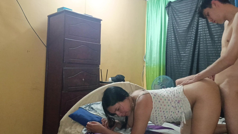 Artemisa74: Mama mea vitregă columbiană mă cheamă în camera ei să-mi sug...