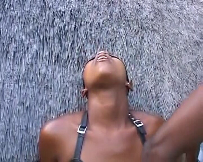 Deutsche Camgirls: 秃头黑人德国荡妇被绑住并被狠狠地打屁股