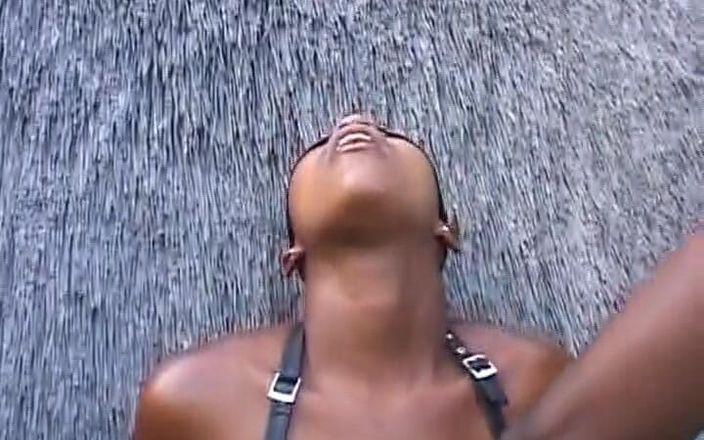 Deutsche Camgirls: Curvă cheală nemțoaică negresă legată și lovită tare