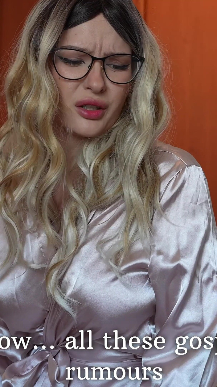 Alexa Poshspicy: Mi Madrastra Me Pide Ayuda Con Un Trabajo a Tiempo...