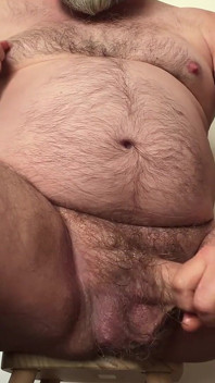 Bear se masturba com o pau grosso com o bumbum aberto e a carga gorda