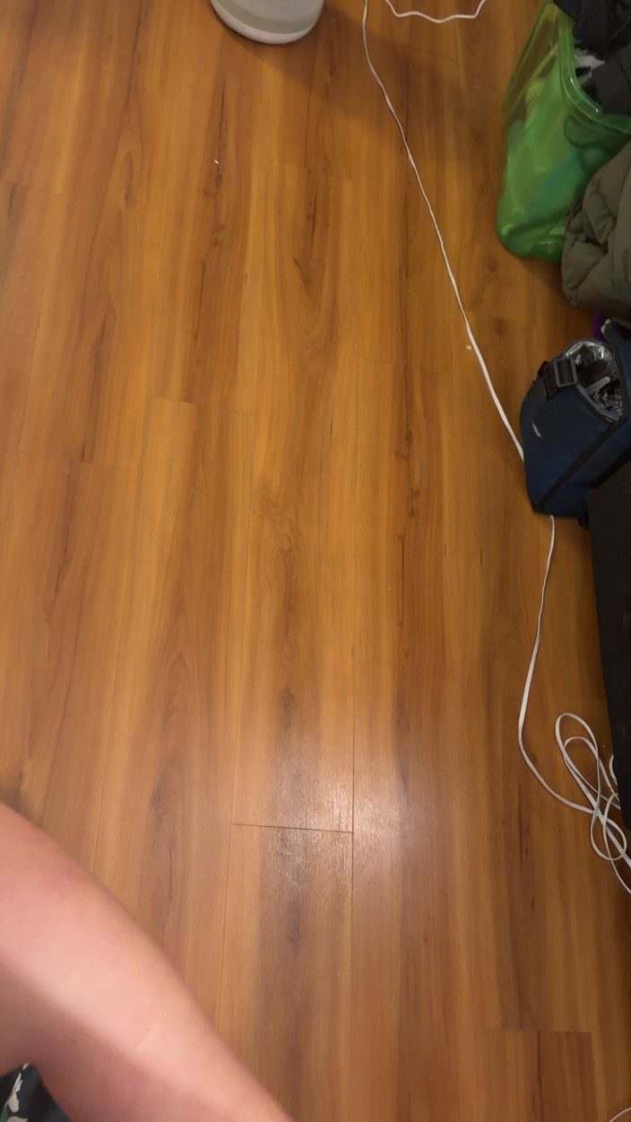 Alpha stud 4 u: Mulut mengongkeknya dengan lutut