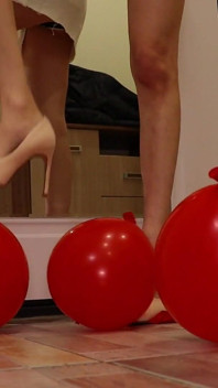 Schiaccia con i tacchi e i palloncini. Schiacciare i tacchi