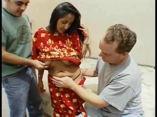 Indian Goddesses: Indische slet in Sari zuigt vlezige stijve pik terwijl ze...