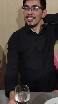 Cuckold är distraherad att avsluta erbjudanden medan jag kommer under bordet för att suga min partners kuk