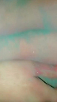 Holi-special: Stiefvater fickt geile stieftochter im badezimmer mit rotemGulal auf ihren dicken titten