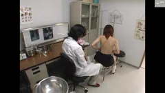 Cosplay bayanlar muayene kisvesi altında kasık bölgelerini ve anüsünü oynatıyor