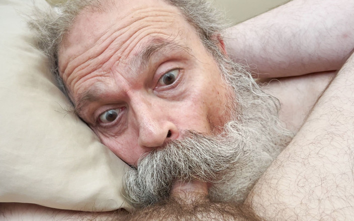 FuzzyBeardBoy: बूढ़ी दाढ़ी वाली लंड चूसने वाली अपनी गली के नीचे सीधे भारी भार लेती है