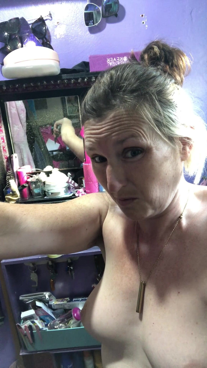 MistressWriggler: Nackter DIY Erfreut an Meiner Tür