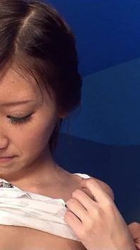 Remaja Asia melancap pepek berbulu dan memberikan blowjob kepada ayah tiri