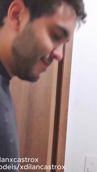 Twink quer sexo no banheiro, cara hetero fode ele e goza dentro de sua bunda gay