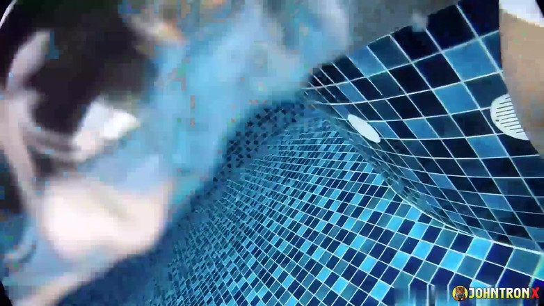 John Tron X: Johntronx - foto-perfecte Thaise amateurbabe wordt in het zwembad geneukt