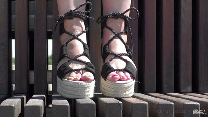 Mistress Legs: Paní bosé nohy v parku