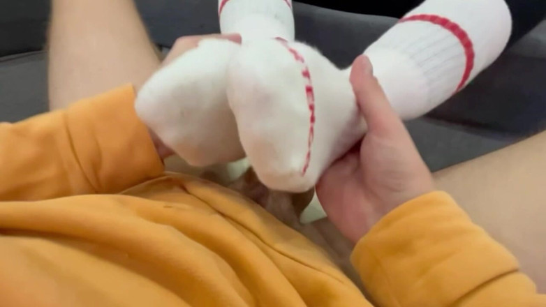 Frenchsockjob: Una serata tranquilla davanti alla TV che diventa un momento...