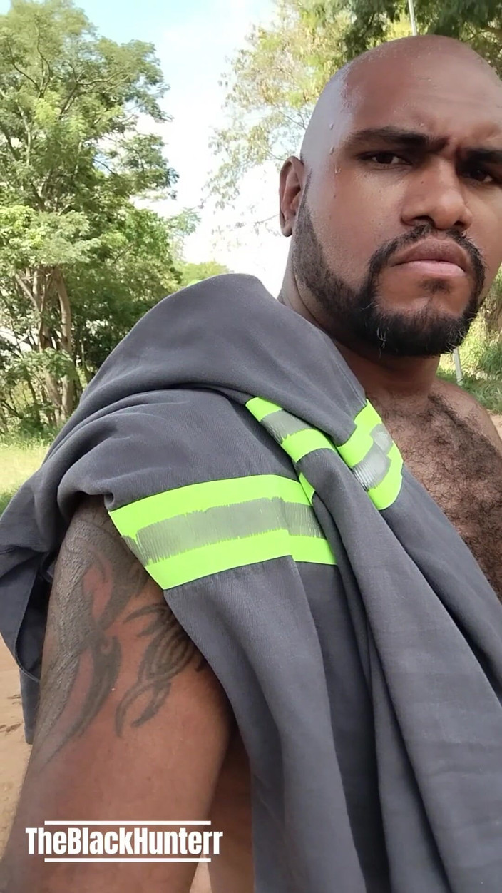 TheBlacKHunterr: auf der Straße und sich ausziehen