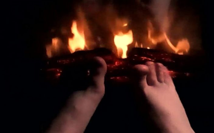 Camp Sissy Boi: Calentando mis pies en el fuego para que se calienten...