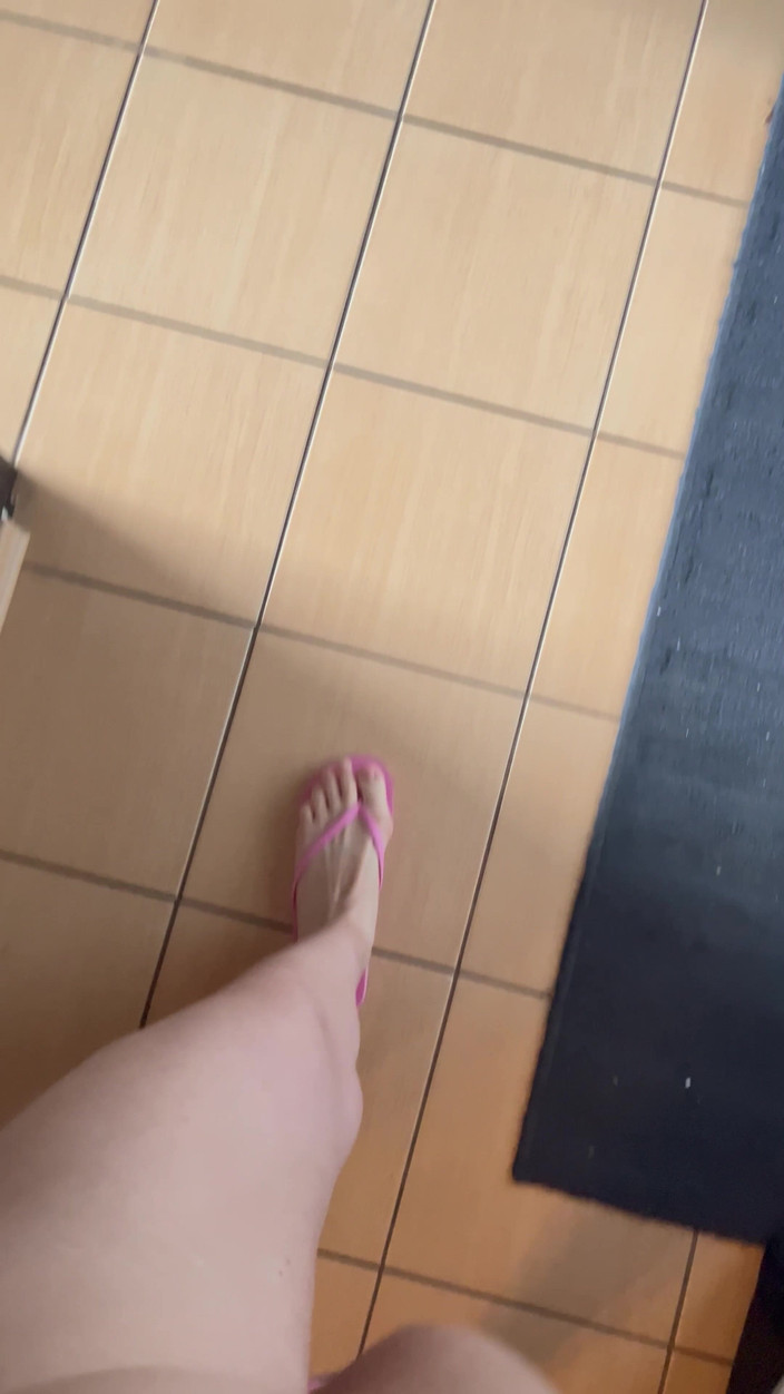 Feet: 第一人称视角：人字拖行走的声音