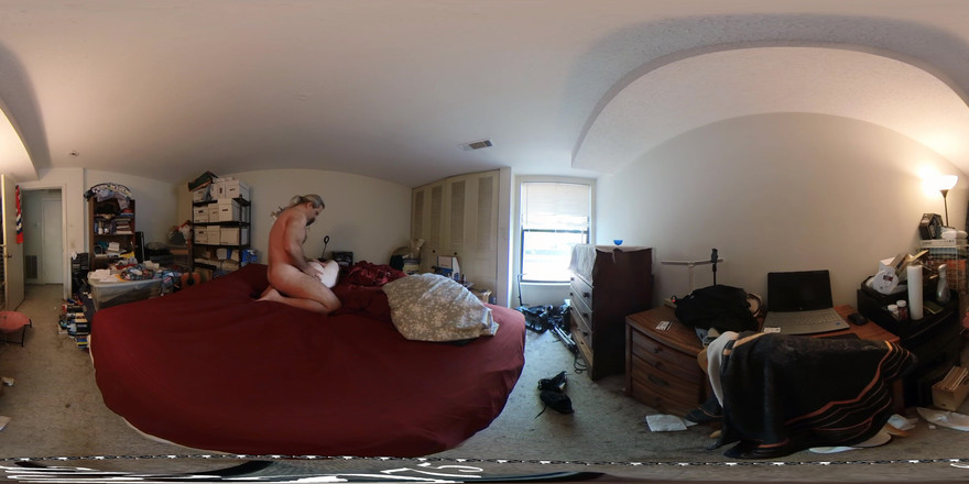 J13D75 VR: Junge blondine kommt zu ihnen, um den alten mann wieder...