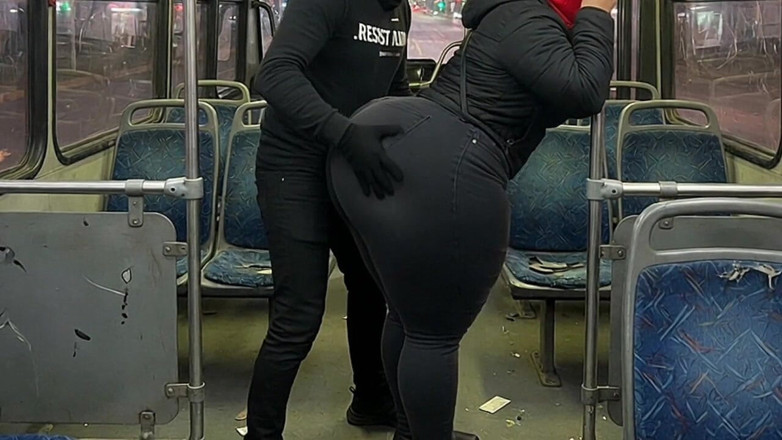 Animate golden: Gadis pantat montok dengan legging merah muda di bus bugil...