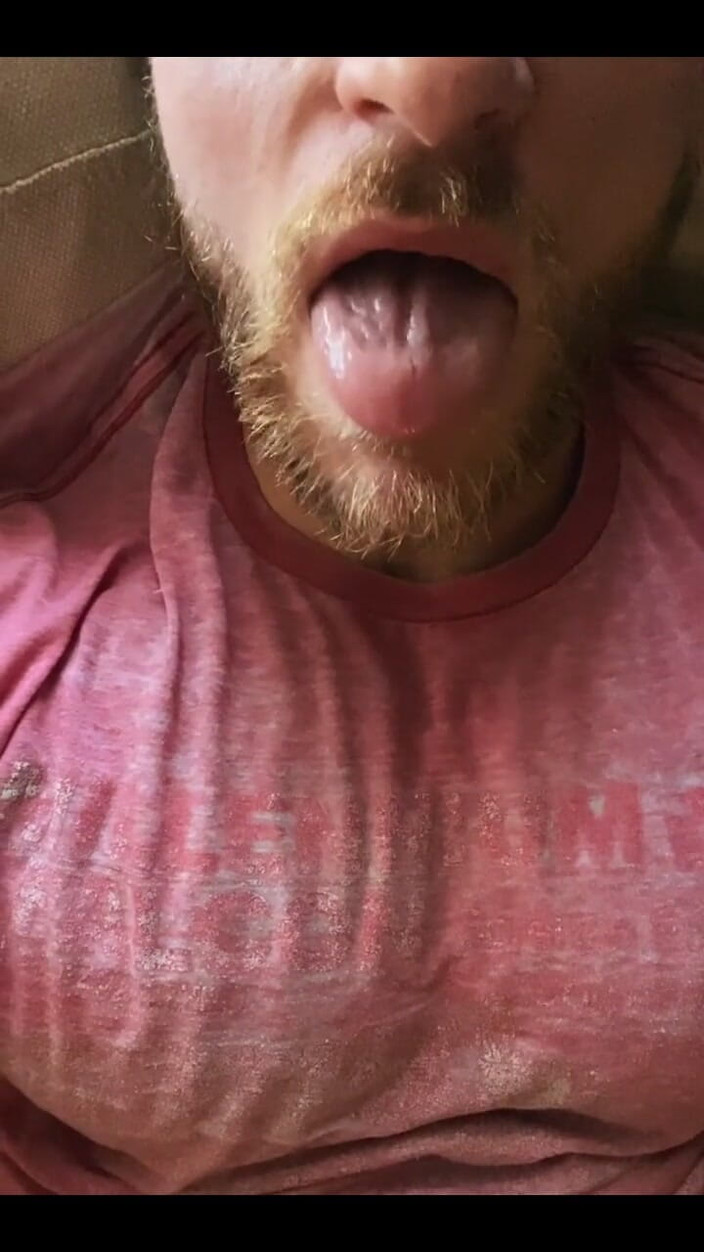 Leo Bayne: Vole. Potřebuji něčí obličej, abych uctíval moje chlupaté tělo právě...