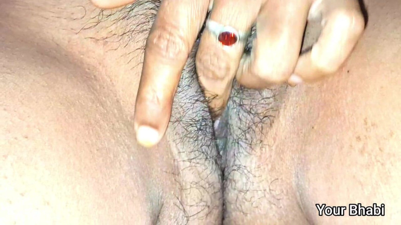 Bhabi: Bhabhi panas India mengeluarkan air dengan mengobel di parasut.