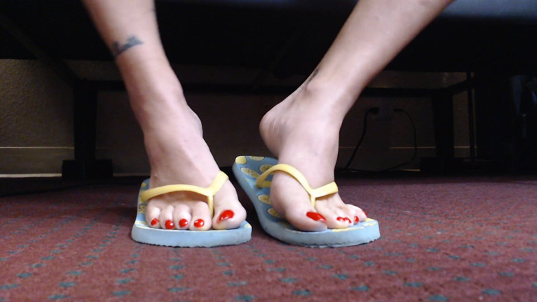 Abby Anna: Toe wiggling in flipflops closeup