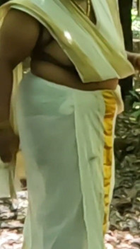 Estilo kerala tradicional conjunto Mundu, menina ficando nua ao ar livre expondo seu corpo nu sexy.