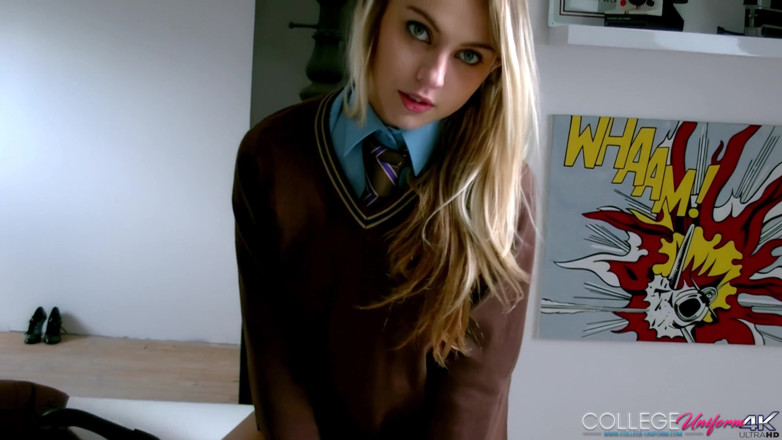 College Uniform: Chloe Toy'un yer aldığı kanepede aşk