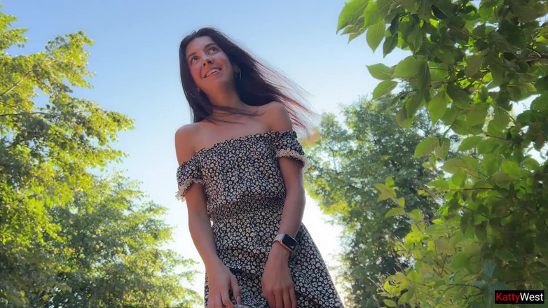 Katty West: Masturbatie - meisje raakt poesje aan met een plug in haar...