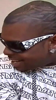 Troia nera con i capelli colorati a pecorina scopata in trio da un grosso cazzo nero