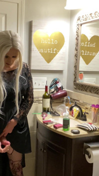 Emo crossdresser lagi asik ngocok kontol sambil pakai buttplug